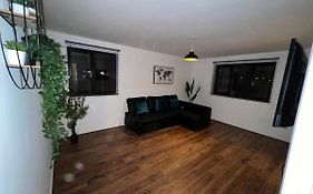 Impeccable 2-Bed Apartment In Grays London
