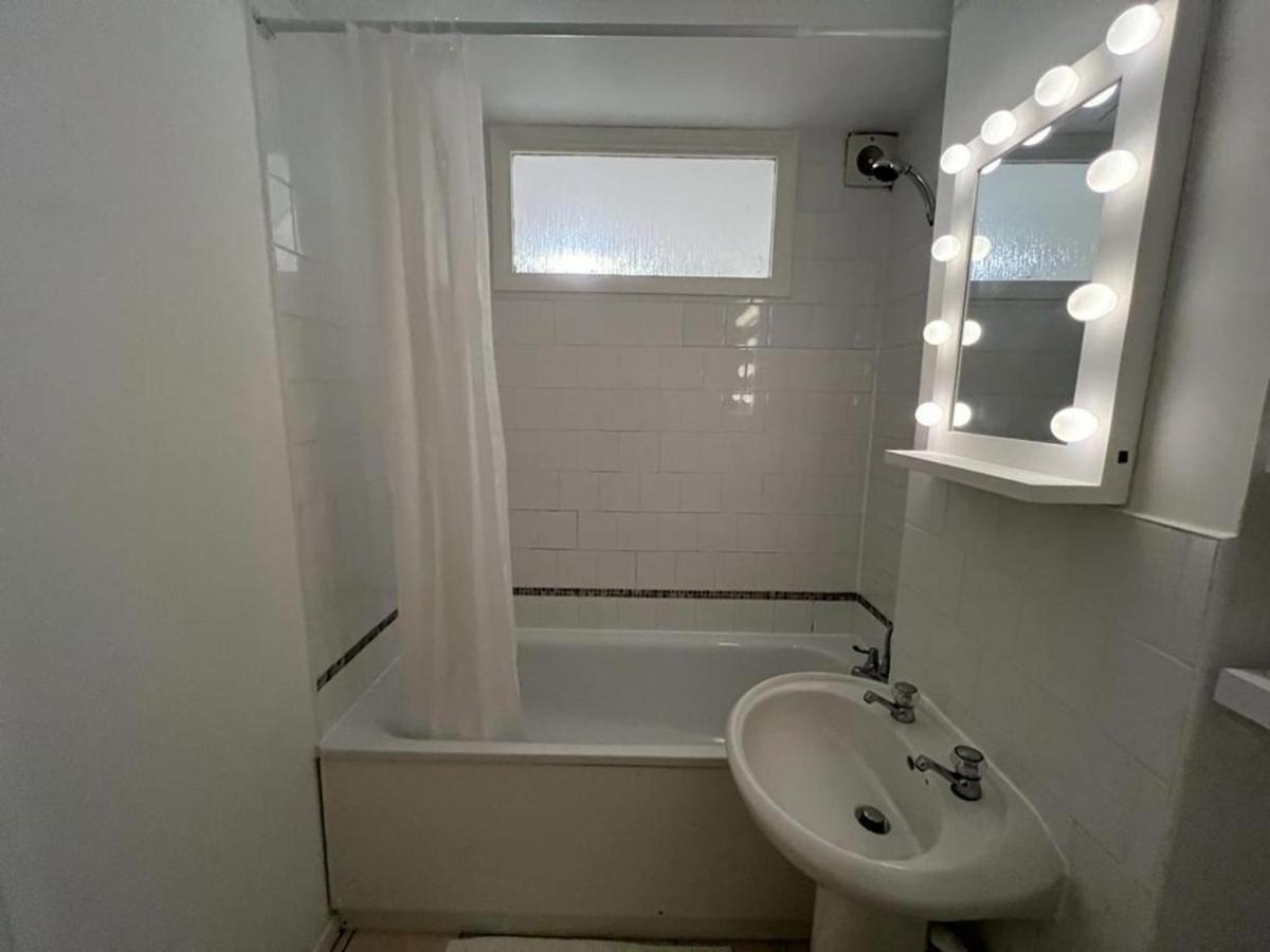 Impeccable 2-Bed Apartment In Grays London Exterior photo