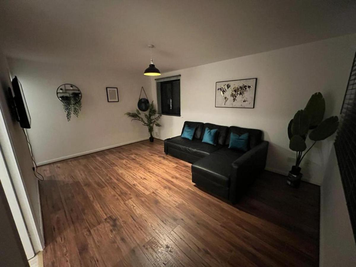Impeccable 2-Bed Apartment In Grays London Exterior photo