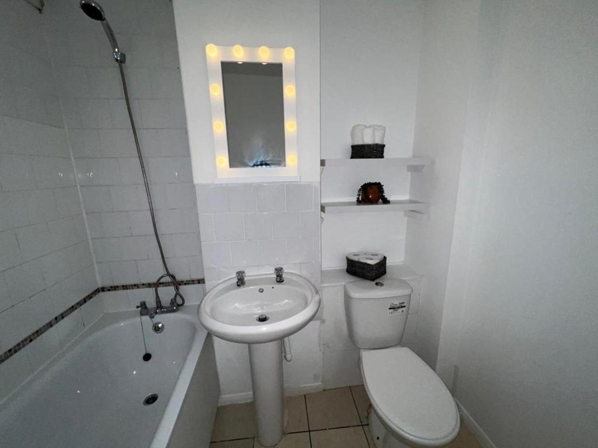 Impeccable 2-Bed Apartment In Grays London Exterior photo