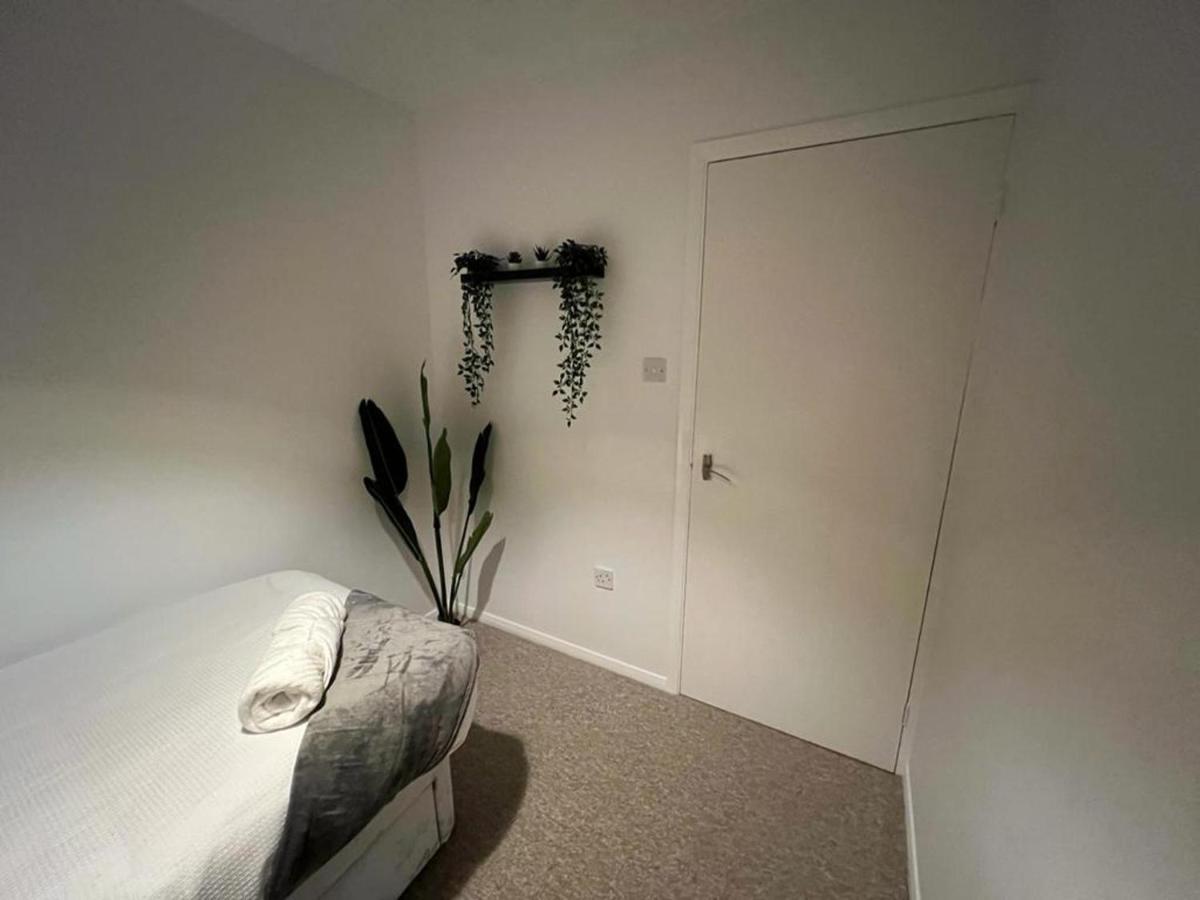 Impeccable 2-Bed Apartment In Grays London Exterior photo