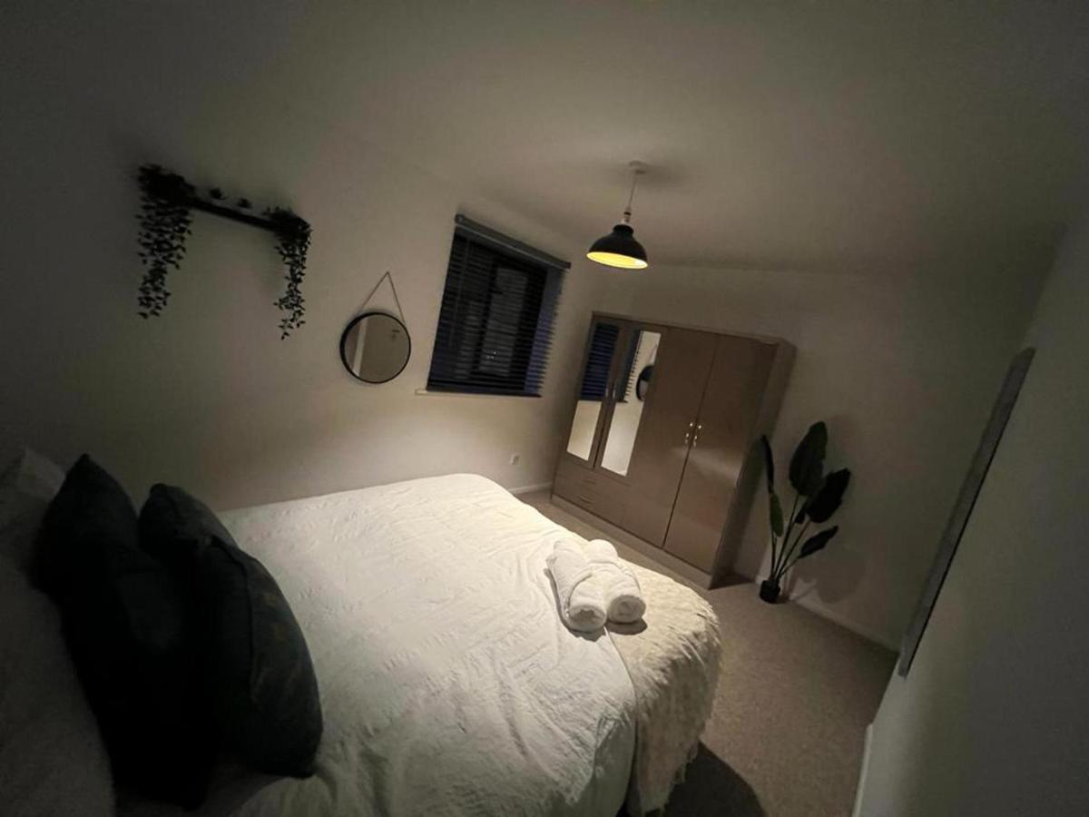 Impeccable 2-Bed Apartment In Grays London Exterior photo