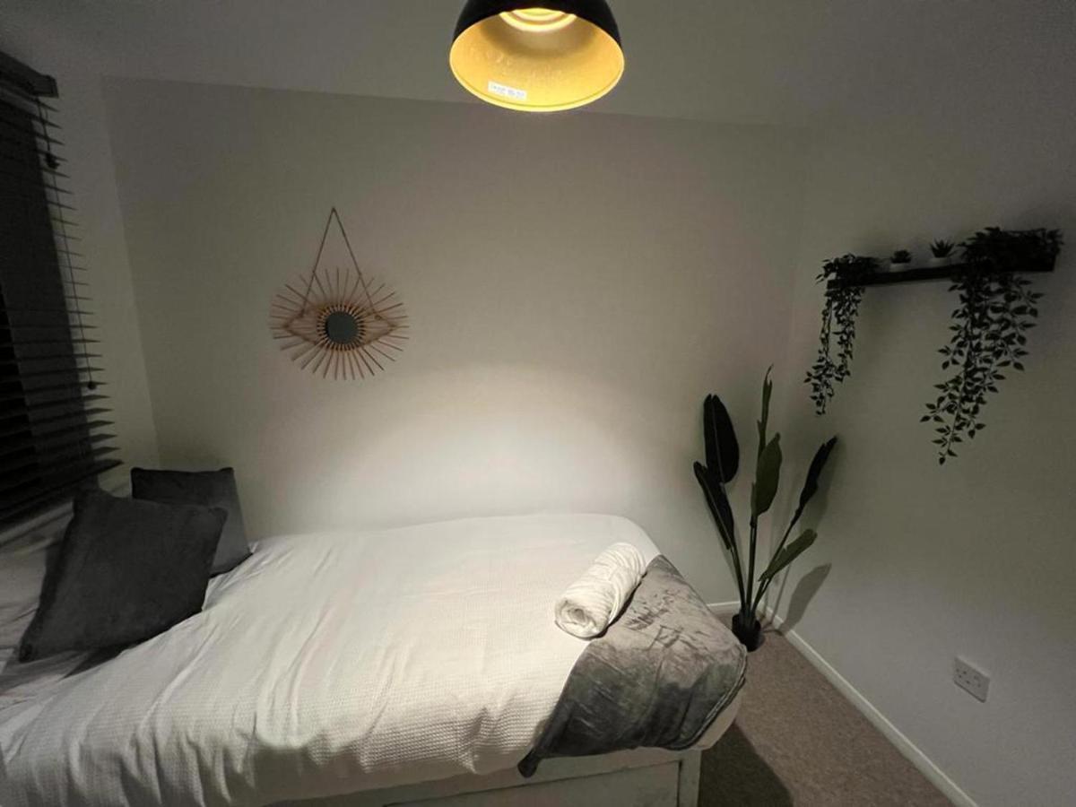Impeccable 2-Bed Apartment In Grays London Exterior photo