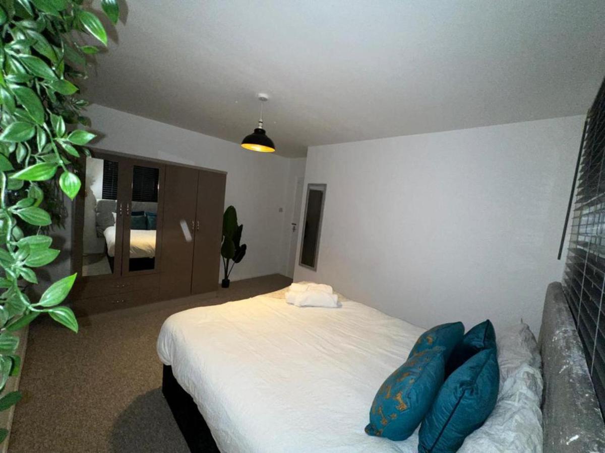 Impeccable 2-Bed Apartment In Grays London Exterior photo