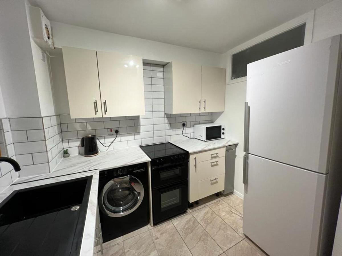 Impeccable 2-Bed Apartment In Grays London Exterior photo