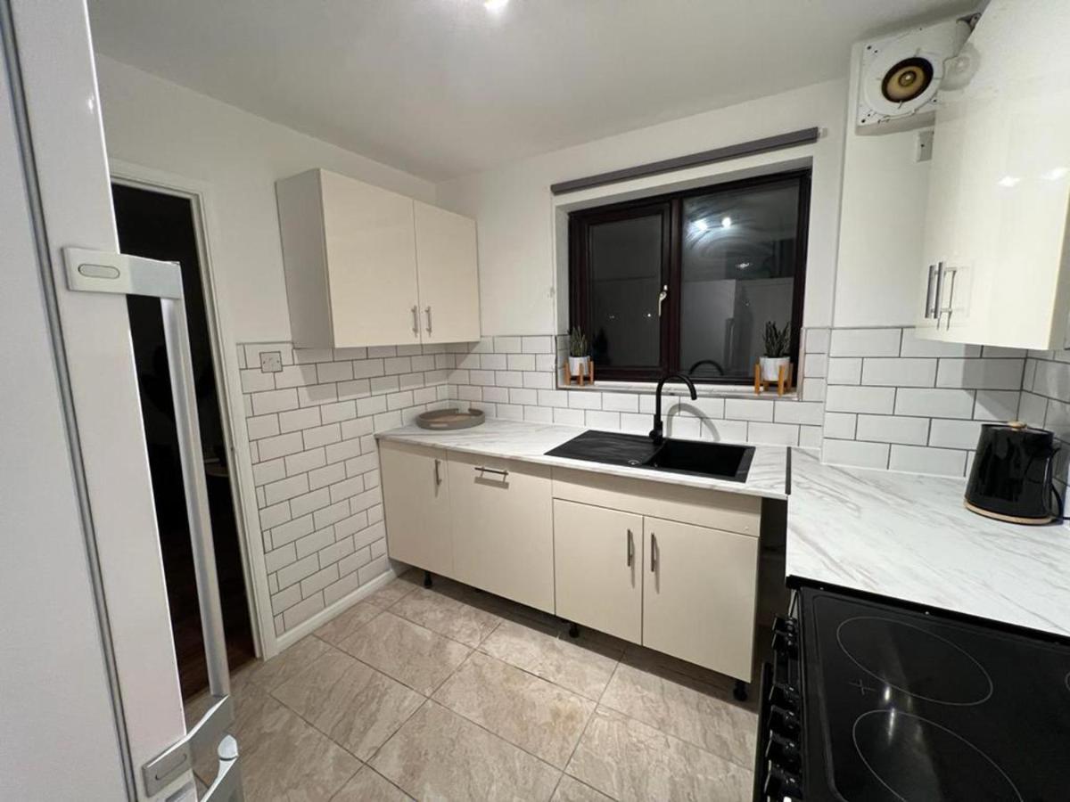 Impeccable 2-Bed Apartment In Grays London Exterior photo
