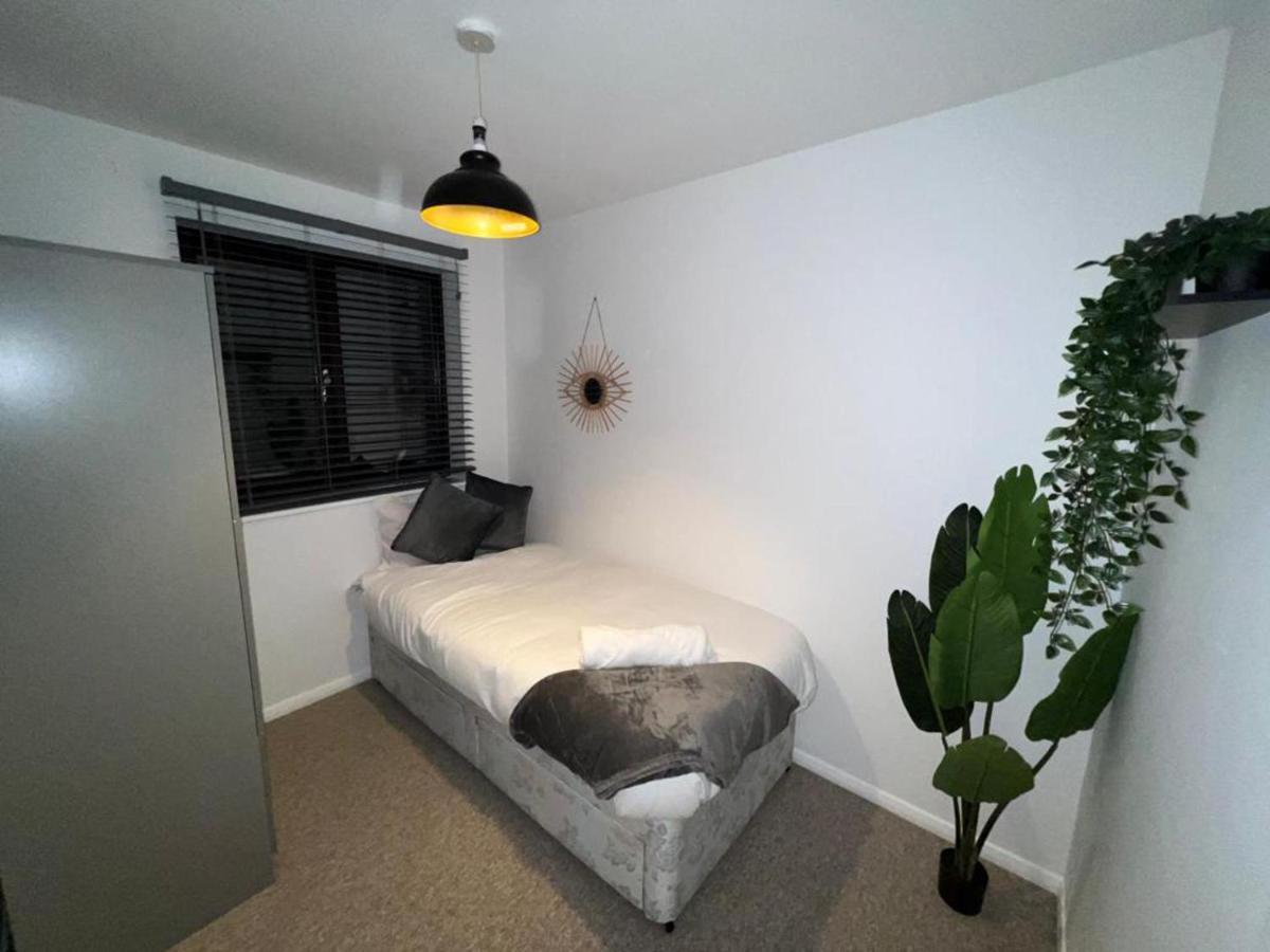 Impeccable 2-Bed Apartment In Grays London Exterior photo