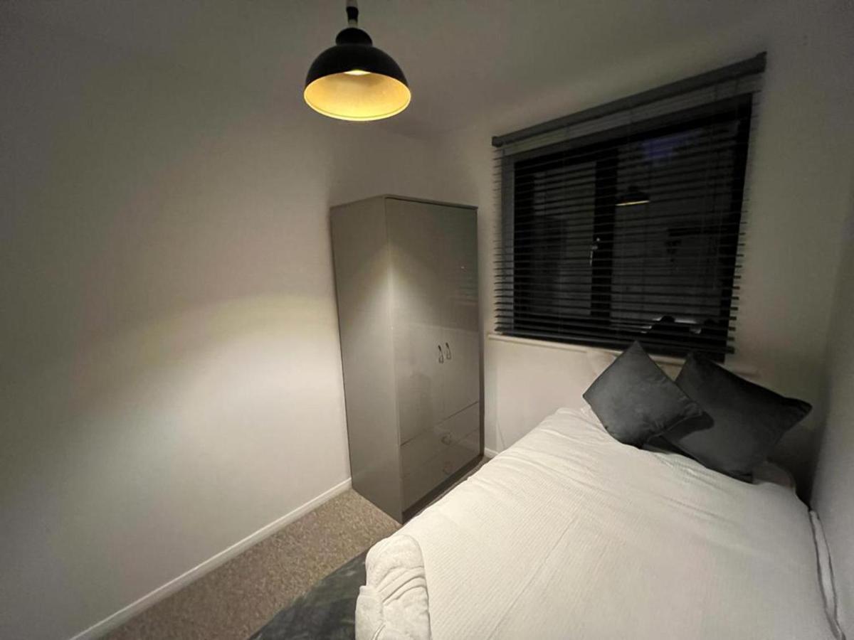 Impeccable 2-Bed Apartment In Grays London Exterior photo