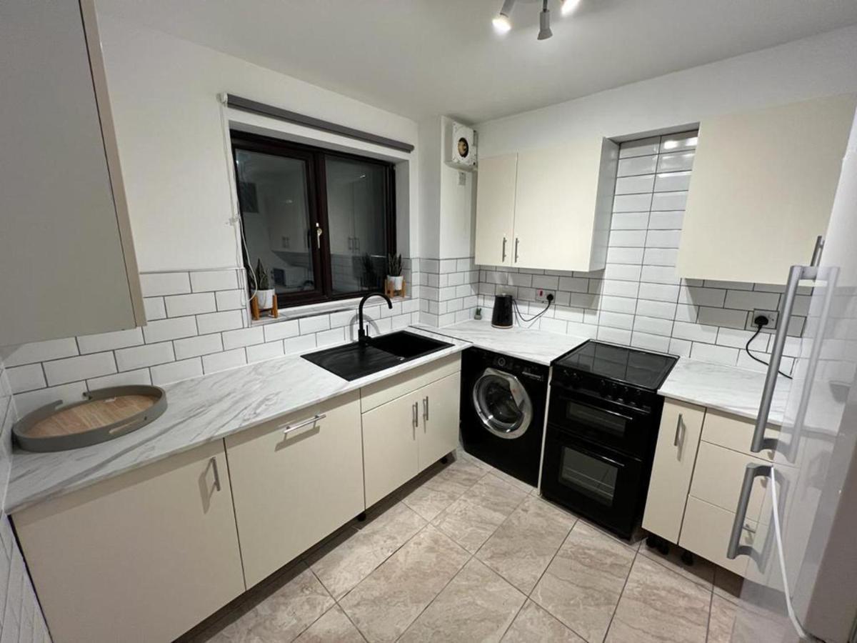 Impeccable 2-Bed Apartment In Grays London Exterior photo