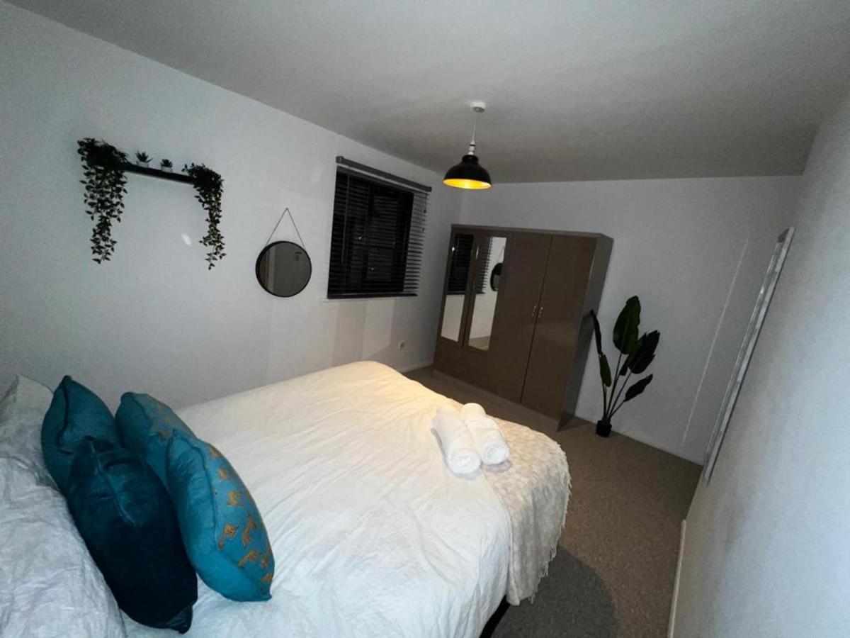 Impeccable 2-Bed Apartment In Grays London Exterior photo