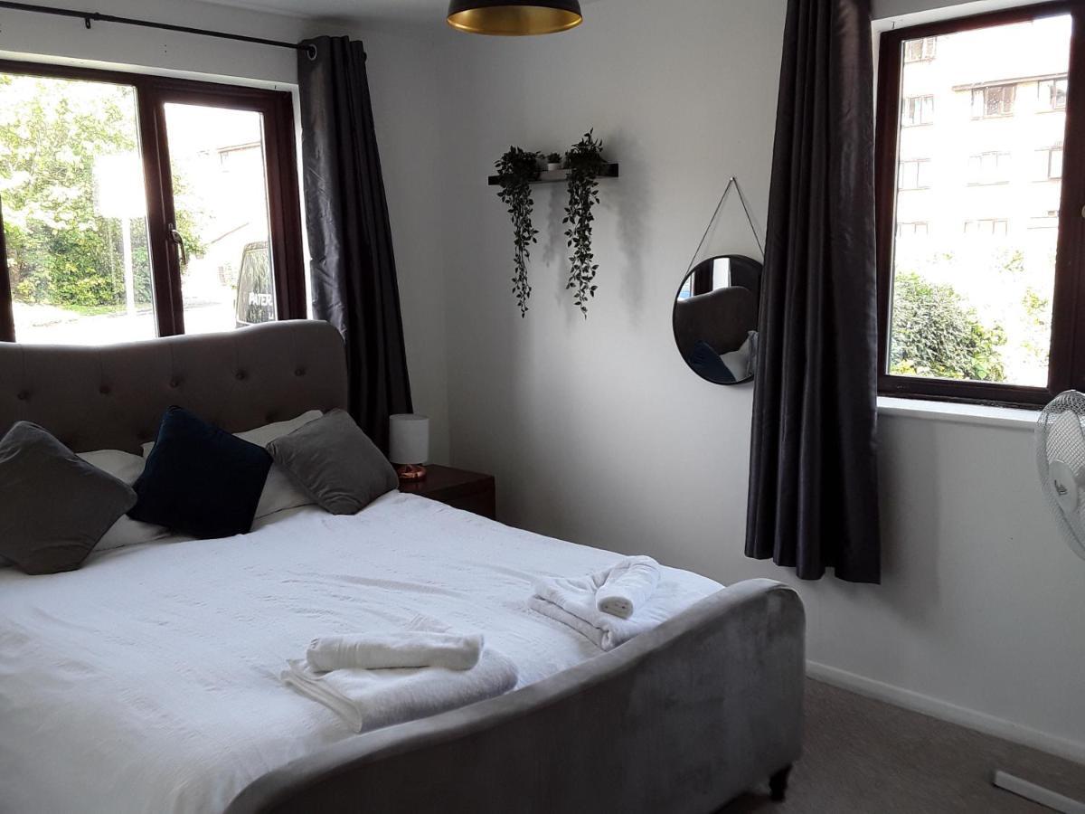 Impeccable 2-Bed Apartment In Grays London Exterior photo